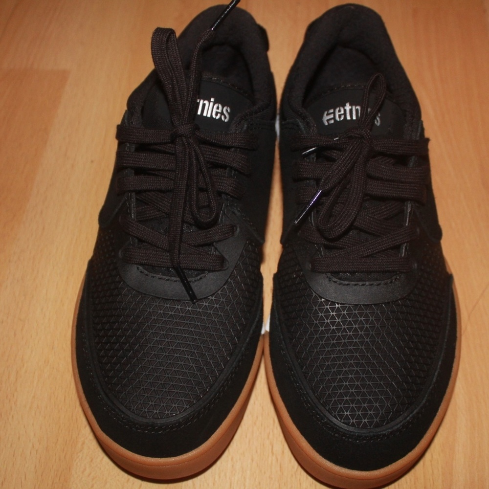 ETNIES SHOES SIZE 7